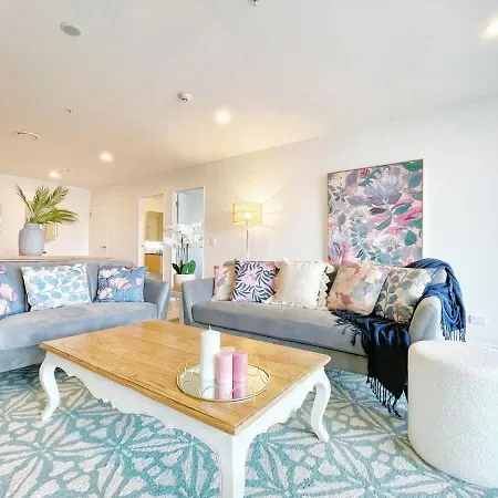 Unique Luxury Incredible Skytower & Park View - Free Parking Apartment